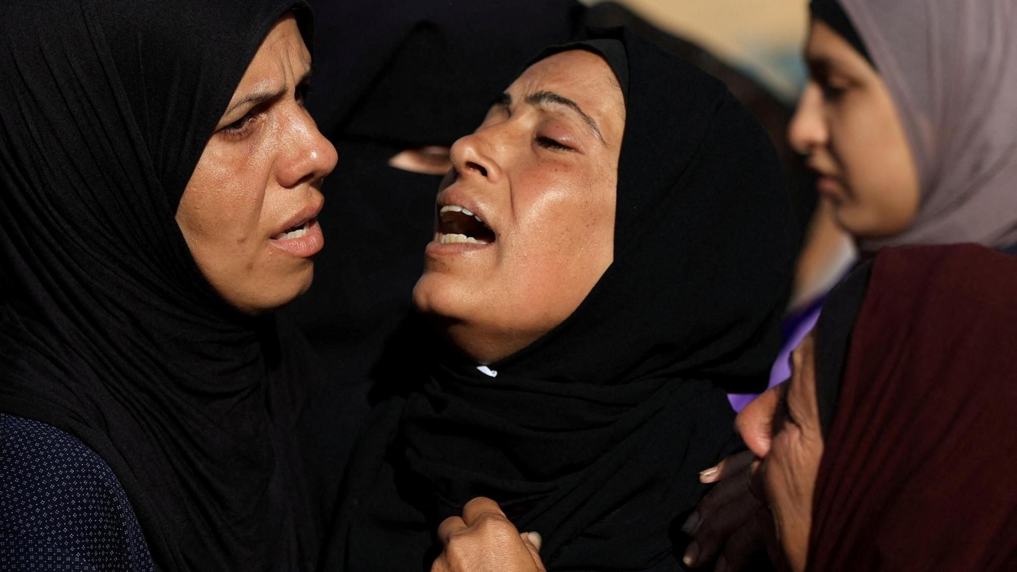 Gaza: Eleven killed by Israeli fire while seeking aid, rescuers say